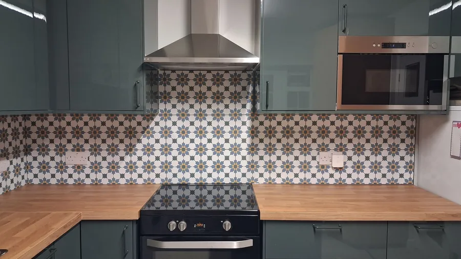 Kitchen with green gloss units, extractor hood and oak-effect worktops
